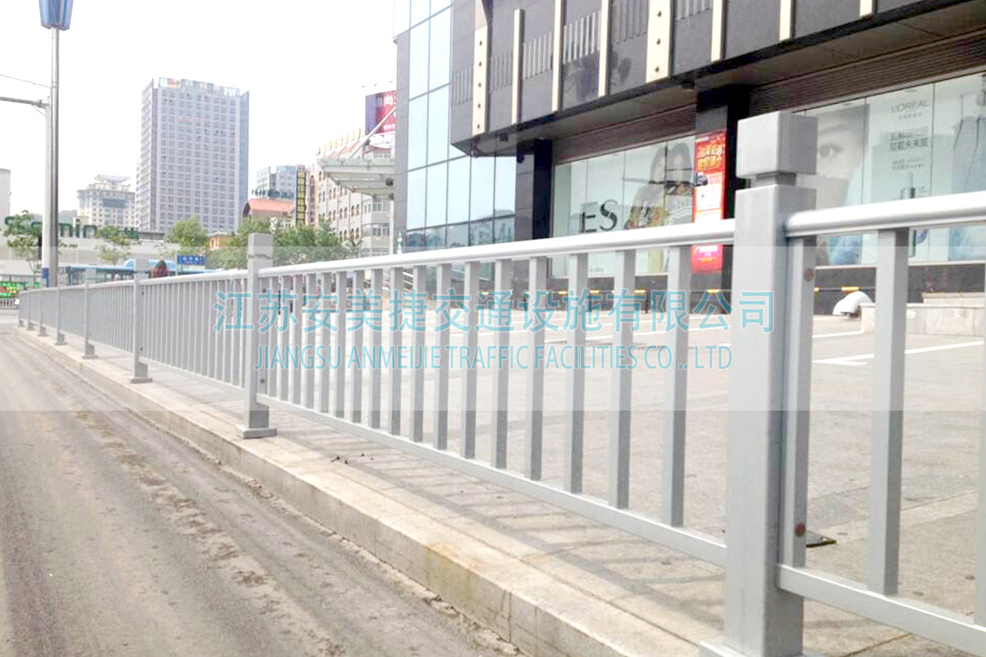 威海市60000米道路隔離護(hù)欄項(xiàng)目工程