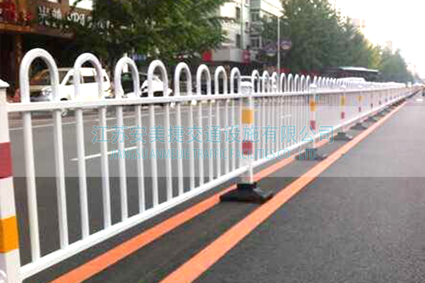長治市安裝30000米道路隔離護(hù)欄工程