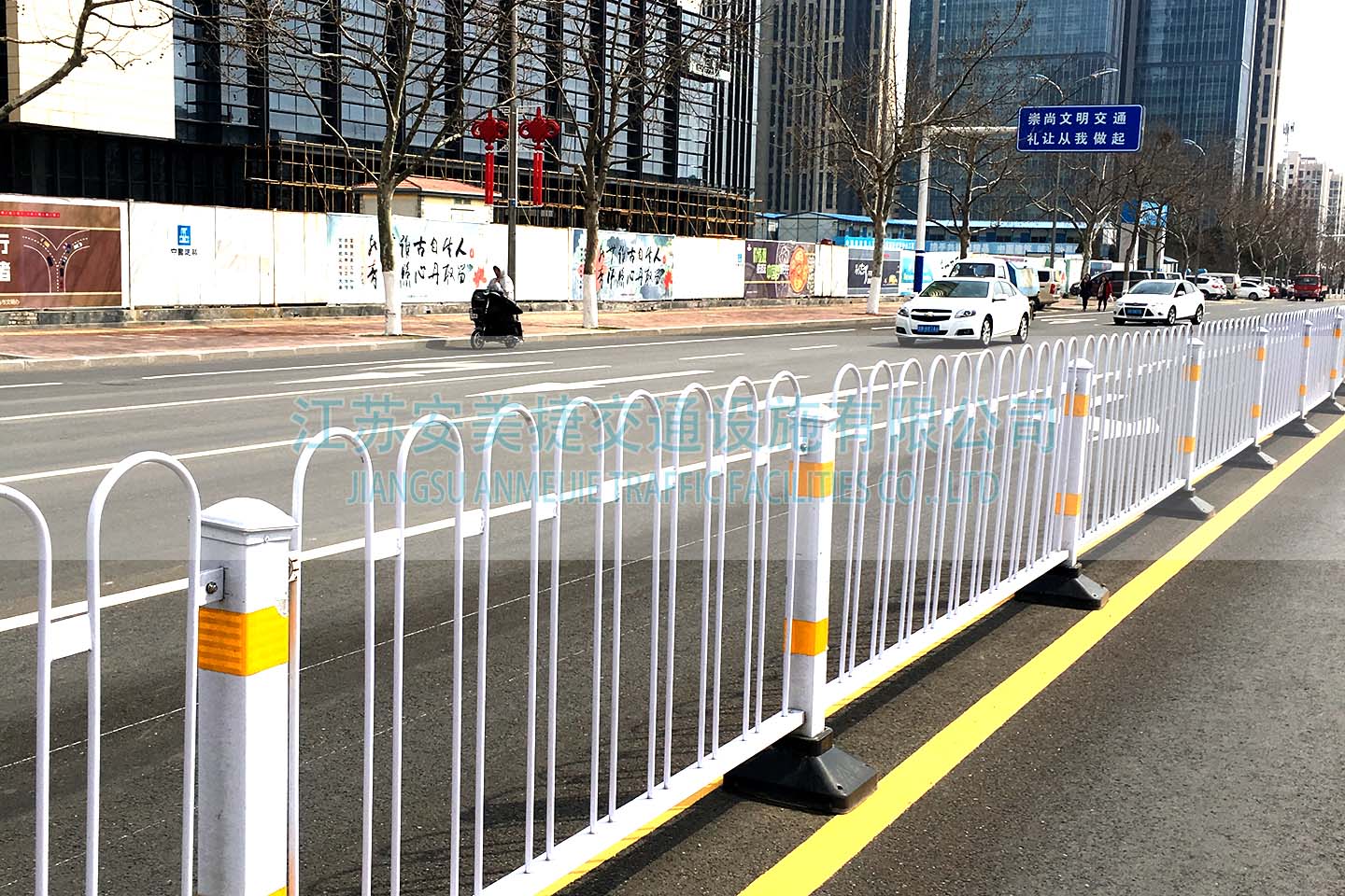 青島市30000米道路隔離護(hù)欄項(xiàng)目工程