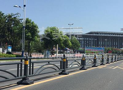 交通隔離護欄松動的三個常見原因
