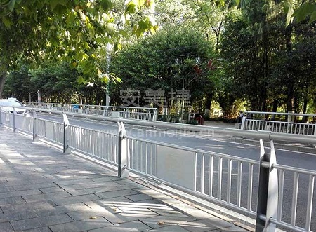 什么樣的道路需要安裝隔離護欄