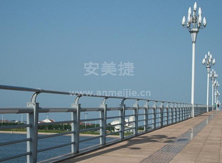 橋梁中央隔離護欄的四種形式