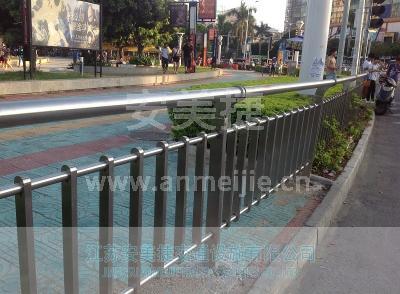 邊緣道路隔離護欄