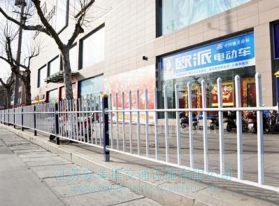 穿插式鋼質道路護欄