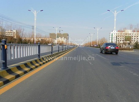 道路護(hù)欄.jpg