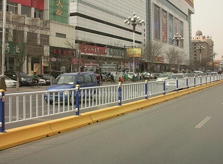 道路隔離護欄.jpg