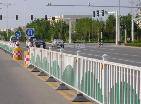 道路隔離護欄.jpg
