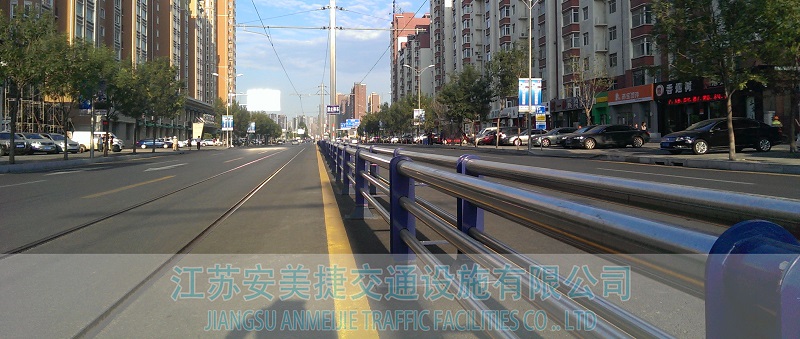 不銹鋼復(fù)合管護欄三橫桿1-2.jpg